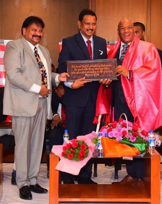 Mr.Samuelson, National General Secretary IIFA and Dr.Adam Raj Dekkapaty, National Chairman IIFA presenting a gift to Dr.Mark Burns.